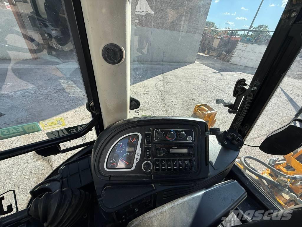 JCB 3 CX Ekskavatori-iekrāvēji