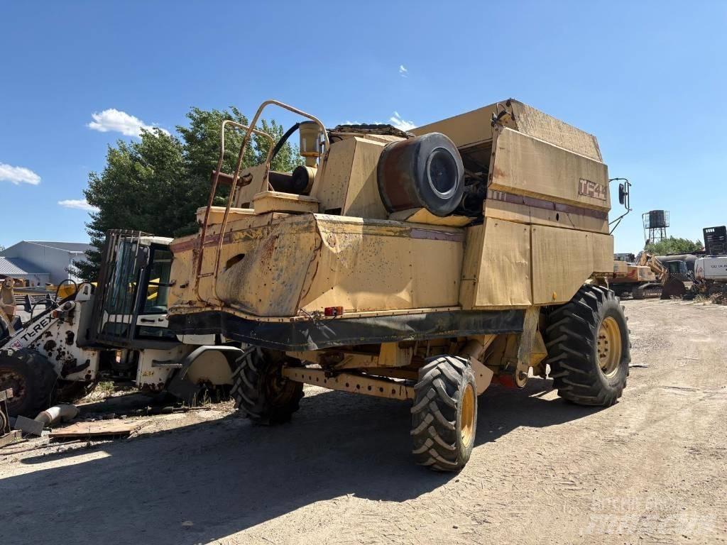 New Holland TF 42 Ražas novākšanas kombaini