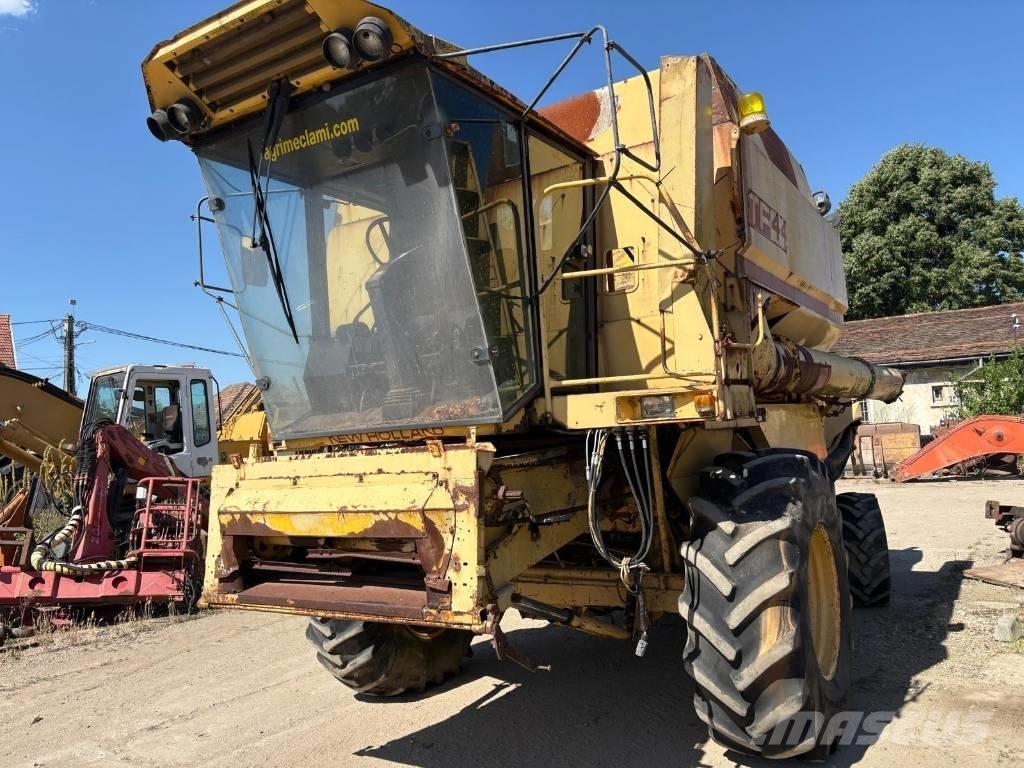 New Holland TF 44 Ražas novākšanas kombaini