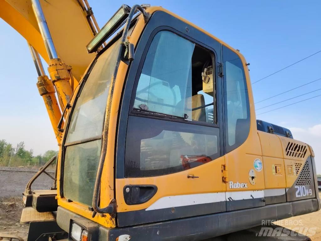 Hyundai R210W-9 Ekskavatori uz riteņiem