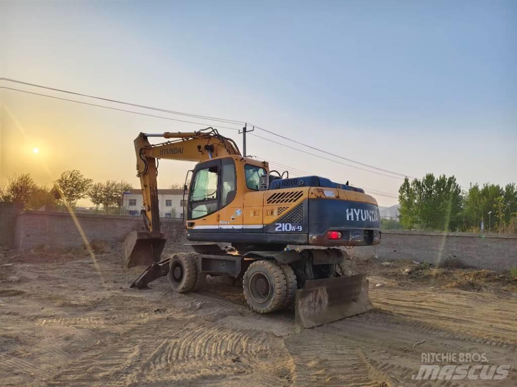 Hyundai R210W-9 Ekskavatori uz riteņiem