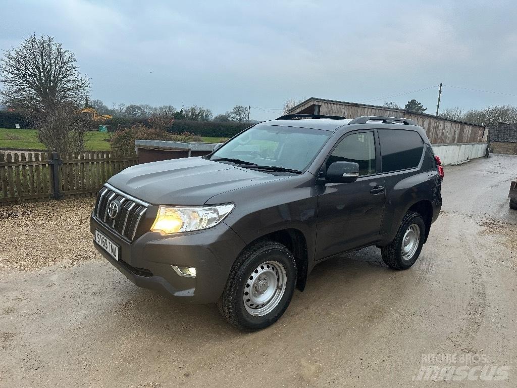 Toyota Landcruiser Vieglais kravas automobilis/izkraušana no sāniem