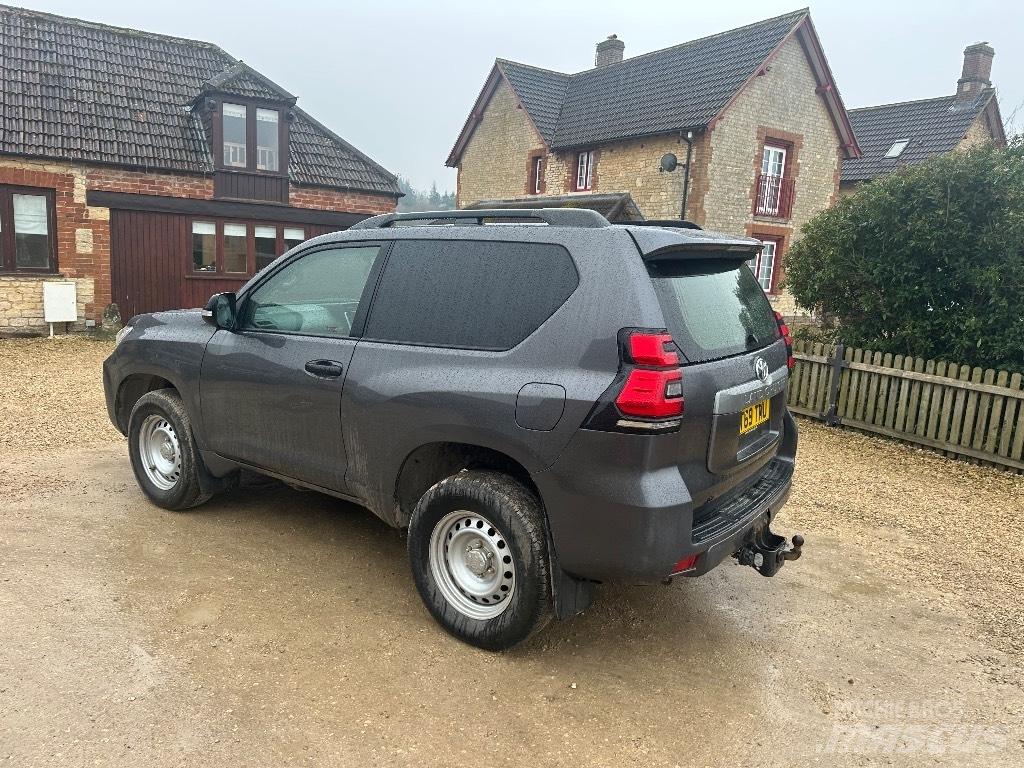 Toyota Landcruiser Vieglais kravas automobilis/izkraušana no sāniem