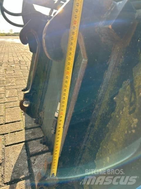 JCB Pelikan bak Kausi