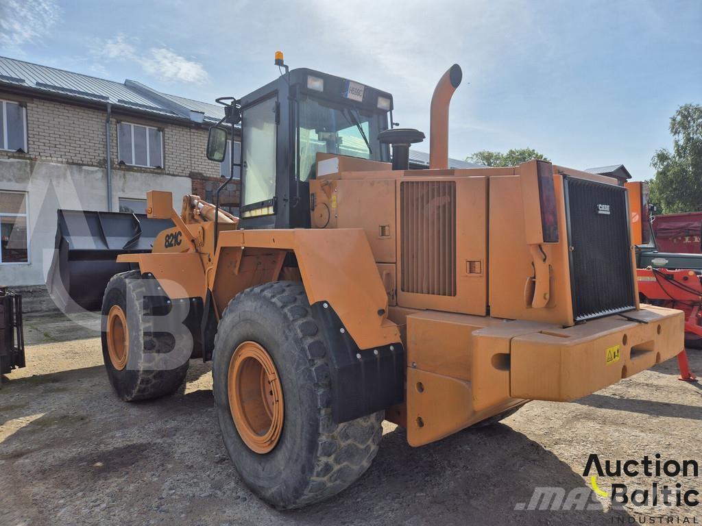 CASE 821 C Iekrāvēji uz riteņiem