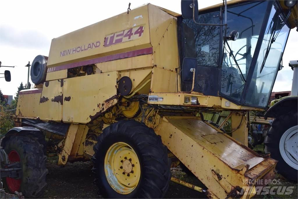 New Holland TF 44 Ražas novākšanas kombaini