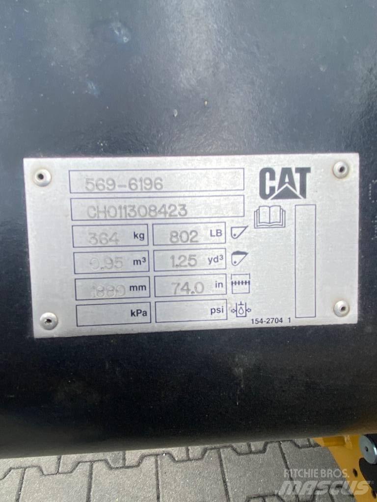 CAT 906 Iekrāvēji uz riteņiem