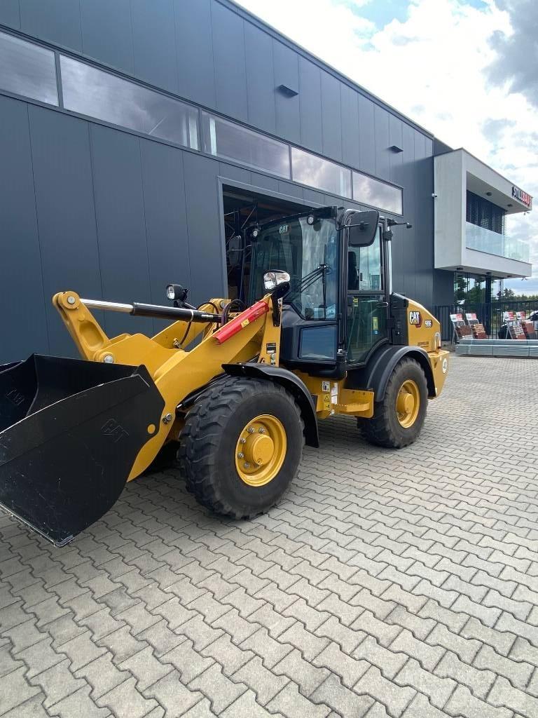 CAT 906 Iekrāvēji uz riteņiem