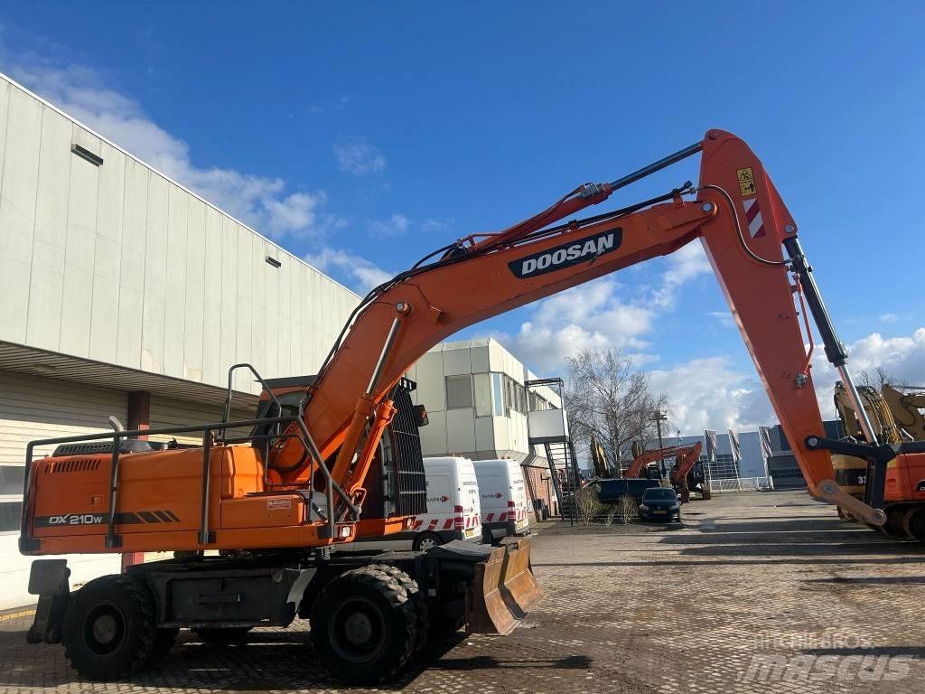Doosan DX 210 W Ekskavatori uz riteņiem