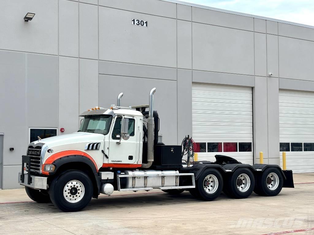 Mack GU 713 Evakuators ar manipulatoru