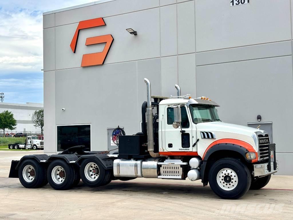 Mack GU 713 Evakuators ar manipulatoru