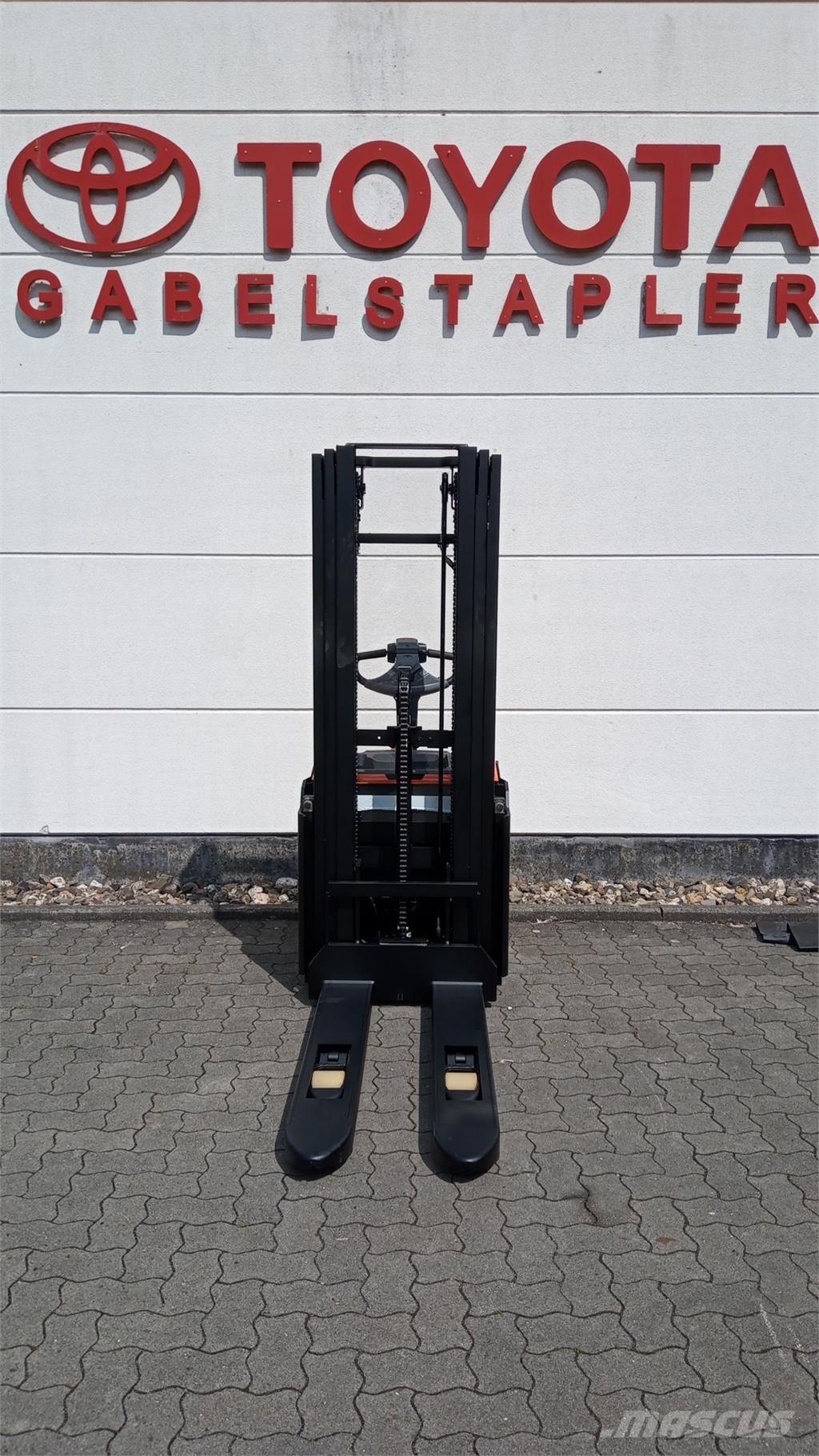 Toyota SWE140L Pašgājēji krautnētāji