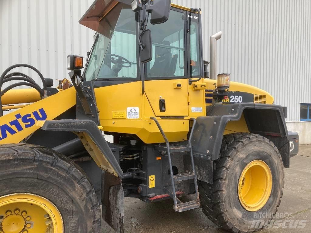 Komatsu WA 250 Iekrāvēji uz riteņiem