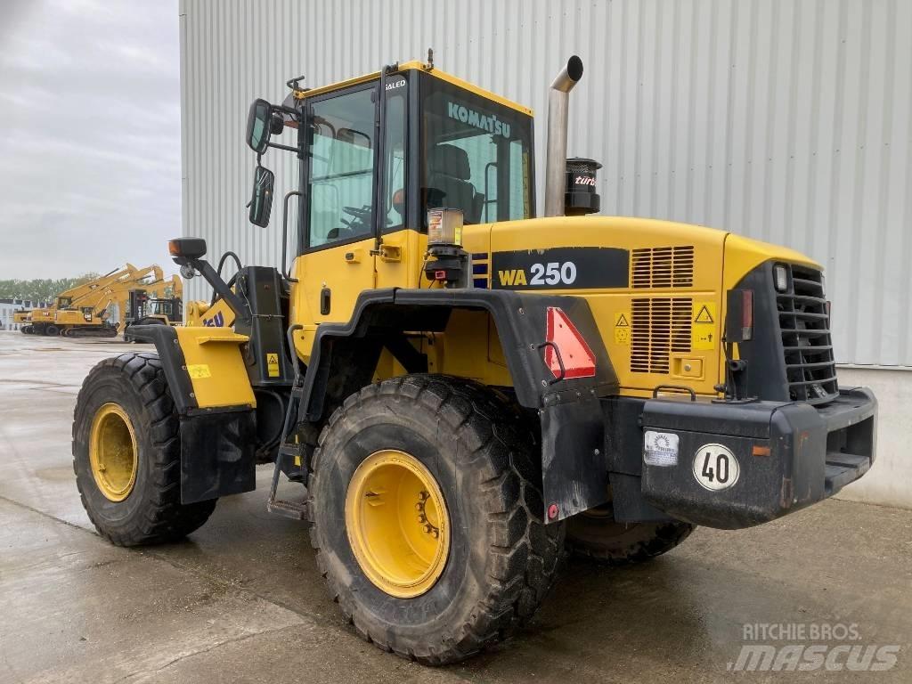 Komatsu WA 250 Iekrāvēji uz riteņiem