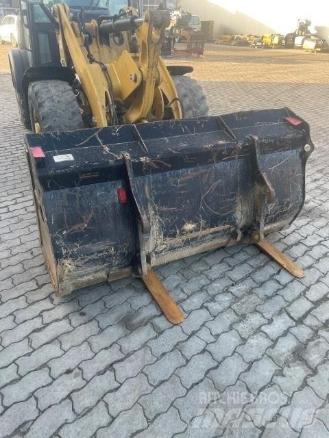 CAT 906 Iekrāvēji uz riteņiem