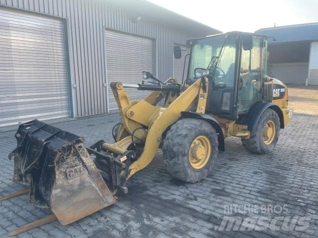 CAT 906 Iekrāvēji uz riteņiem
