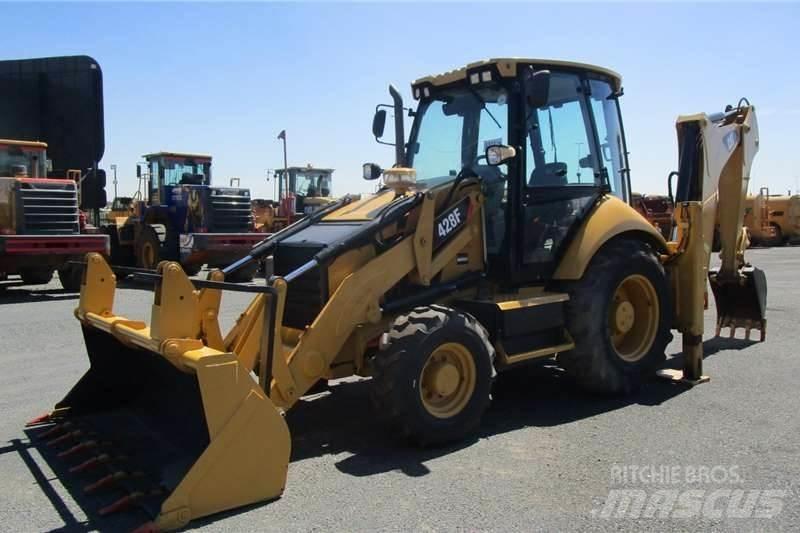 CAT 428F Ekskavatori-iekrāvēji