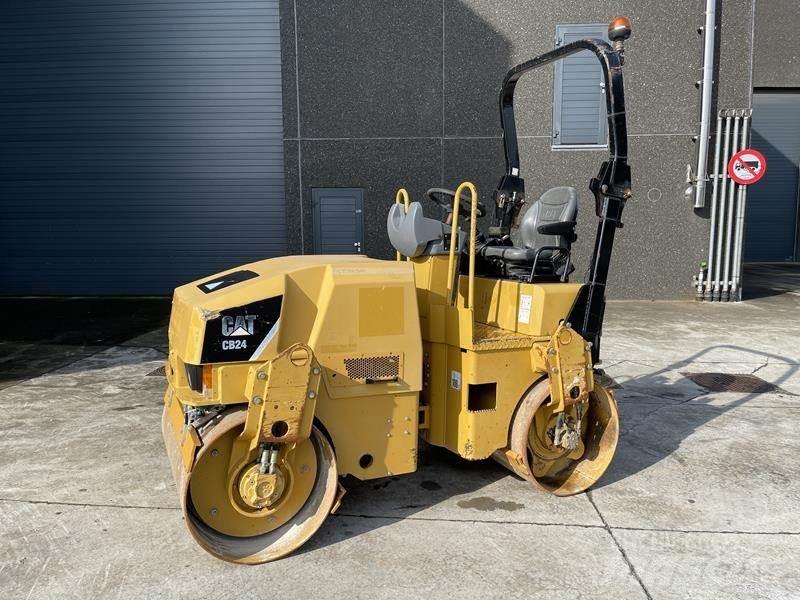 CAT CB 24 Divvalču grunts veltņi