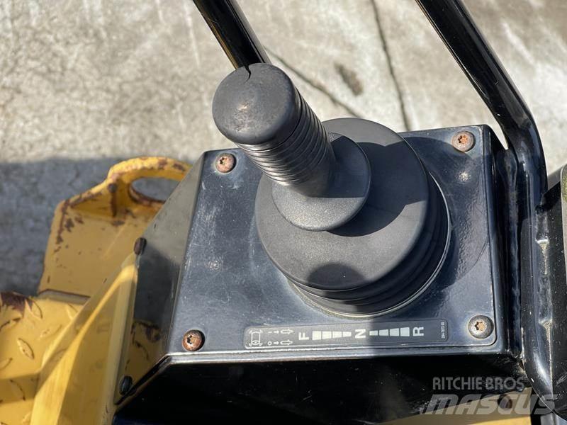 CAT CB 24 Divvalču grunts veltņi
