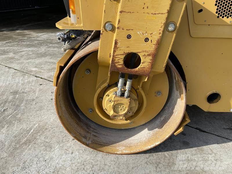 CAT CB 24 Divvalču grunts veltņi