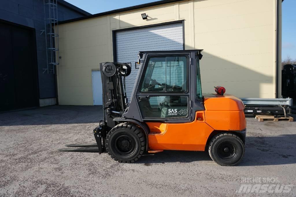 Toyota 42-7FD40 Tehnika ar dīzeļa dzinēju