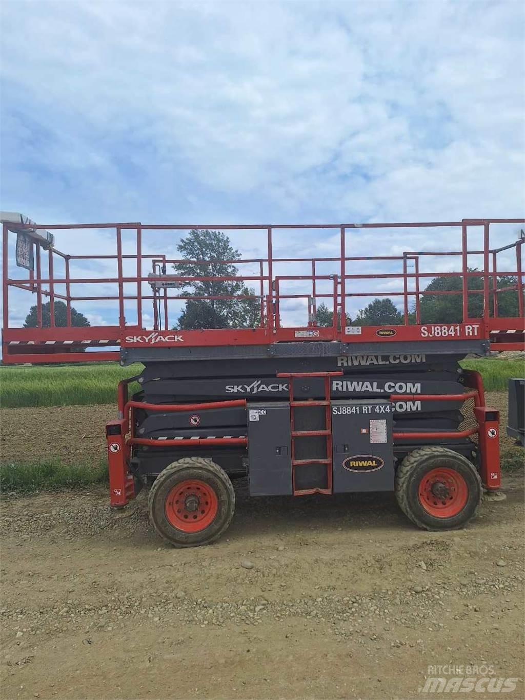 SkyJack 8841RT Šķerveida pacēlāji