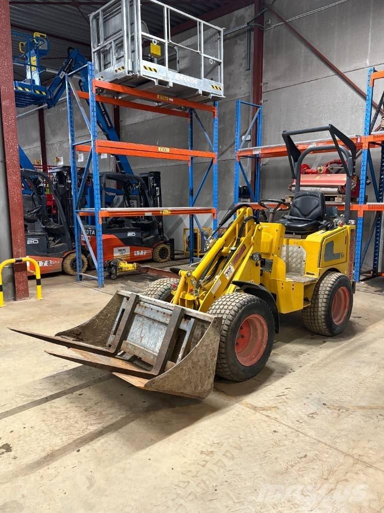 Knikmops KM 130 Iekrāvēji uz riteņiem