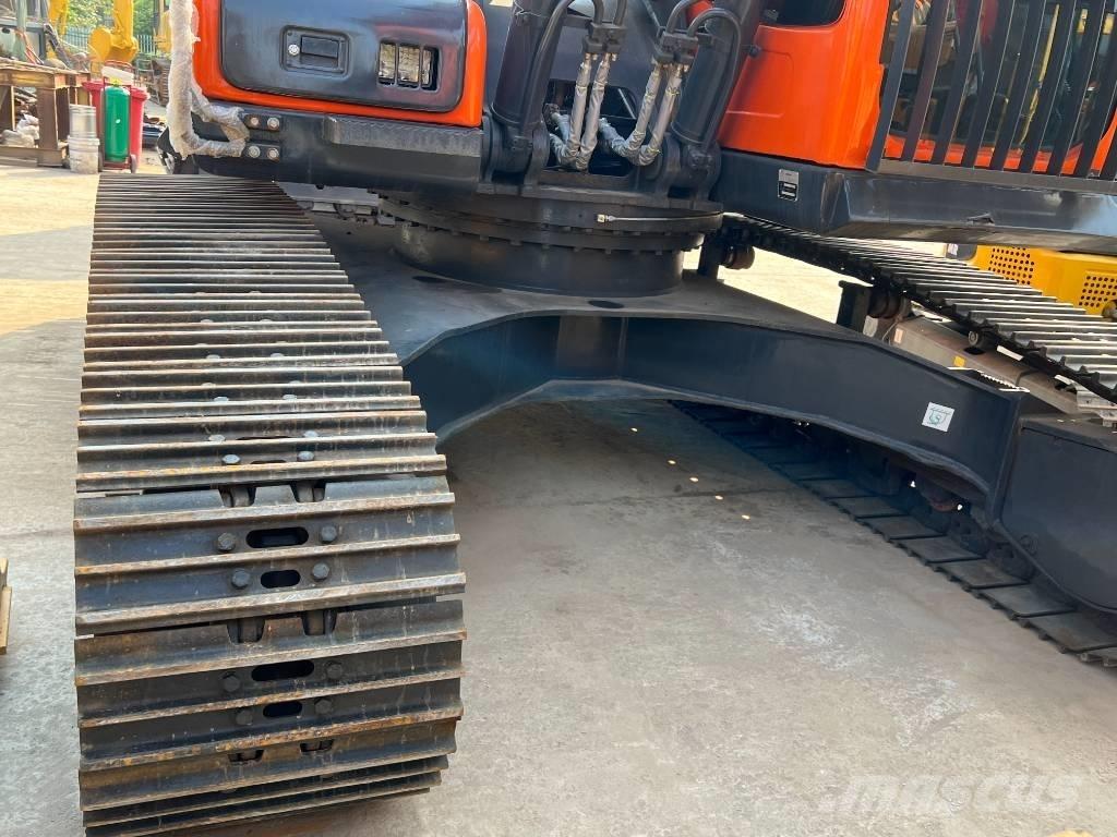 Doosan DX300 Ekskavatori uz riteņiem