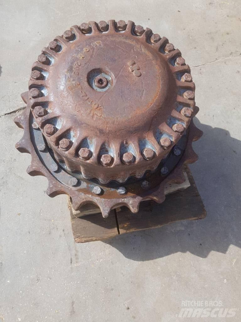 Komatsu PC210-3 Sliedes, ķēdes un šasija