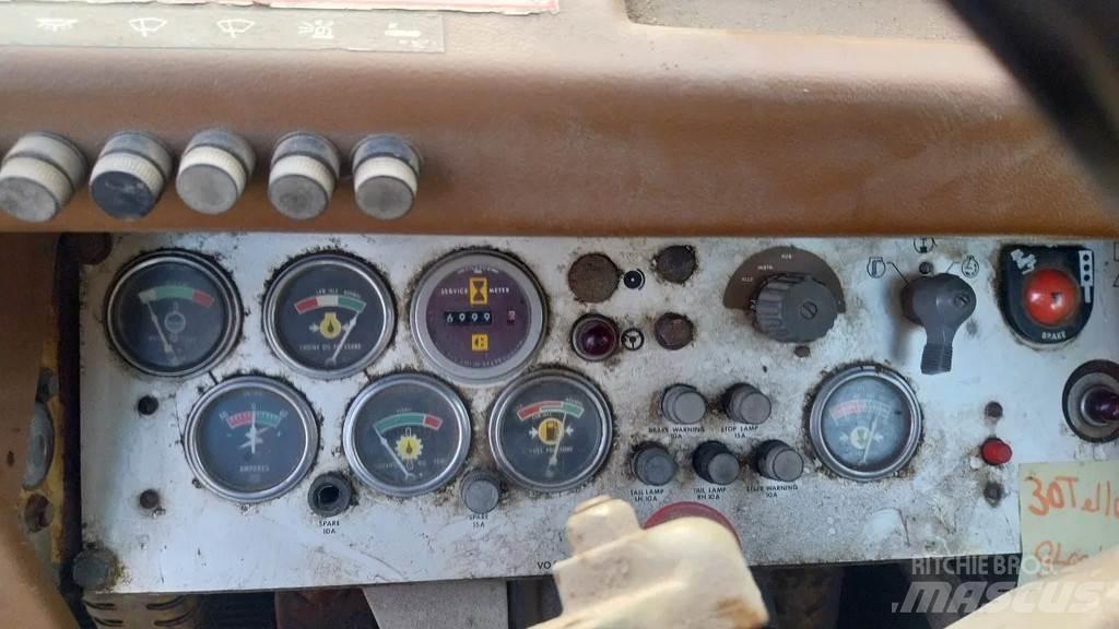 CAT 920 Iekrāvēji uz riteņiem
