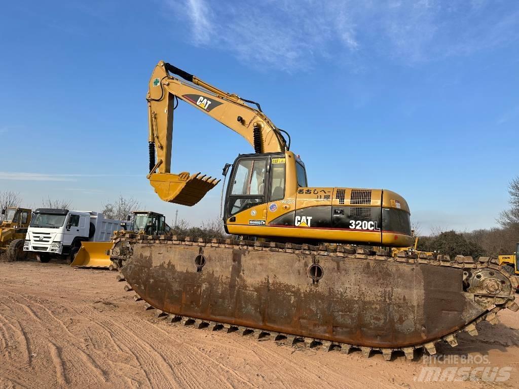 CAT 320 C L Amfībijas tipa ekskavatori