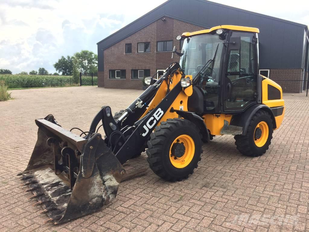 JCB 406 Iekrāvēji uz riteņiem