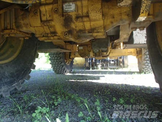 DEERE 410J Ekskavatori-iekrāvēji