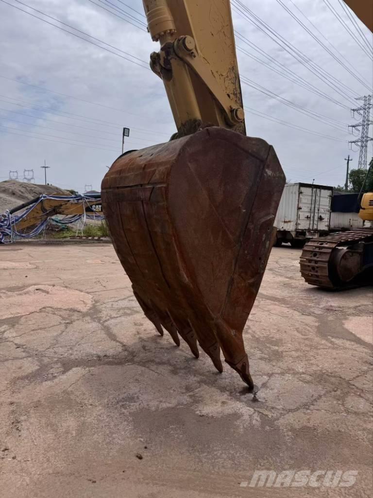 Komatsu PC 400-8 Amfībijas tipa ekskavatori