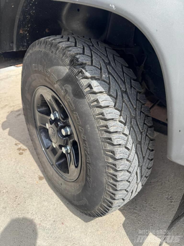 Land Rover Defender Automašīnas