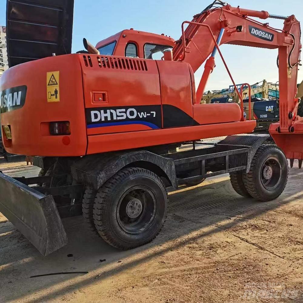 Doosan 150 W-7 Ekskavatori uz riteņiem