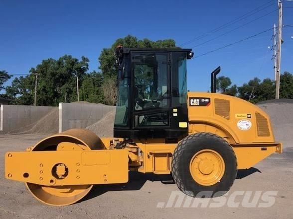 CAT CS44B Pneimatiskie veltņi