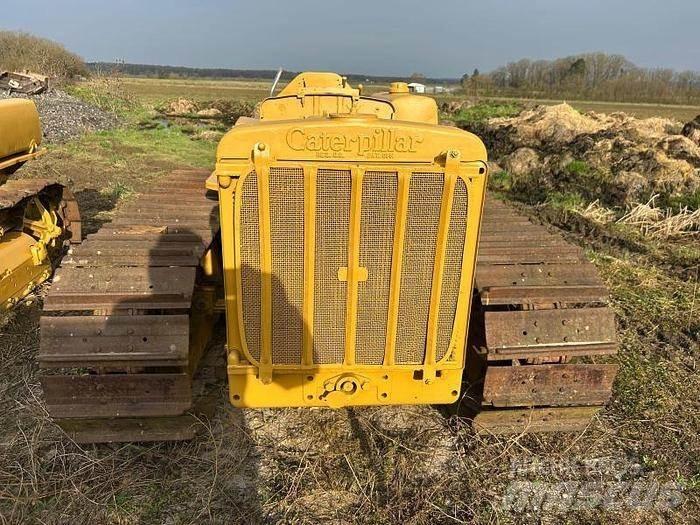 CAT D4 - Kāpurķēžu buldozeri