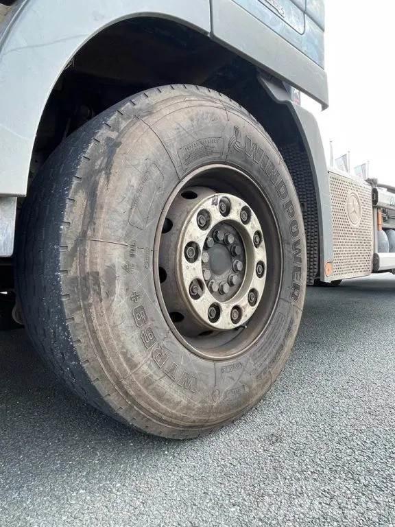 Scania R400 Treileri ar āķi