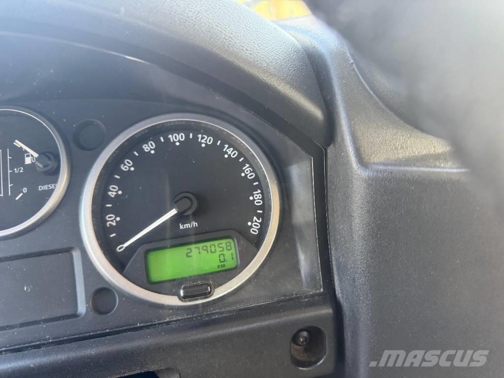 Land Rover Defender Vieglais kravas automobilis/izkraušana no sāniem