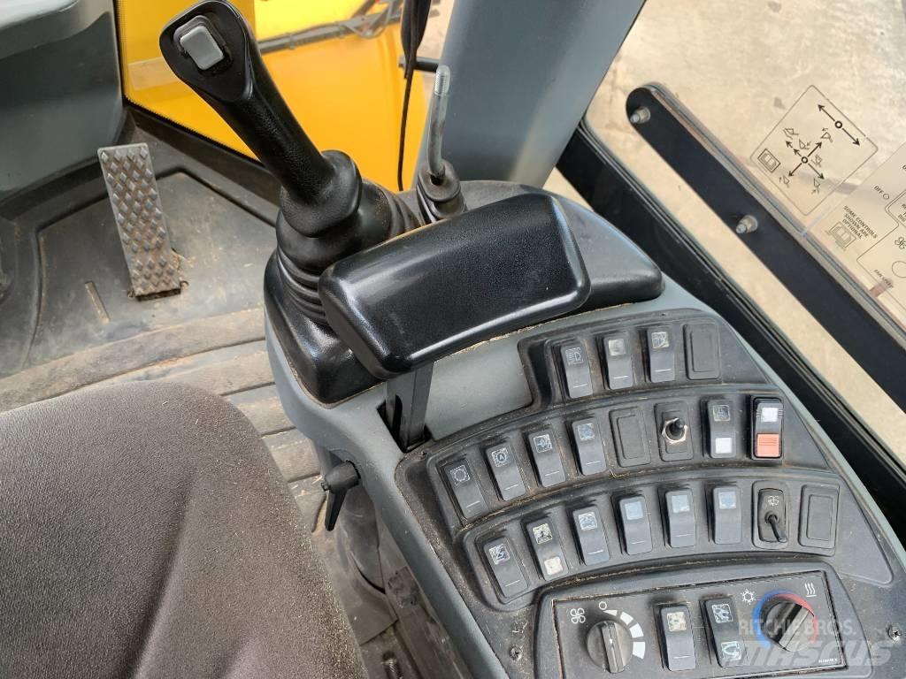 New Holland W 130 C Iekrāvēji uz riteņiem