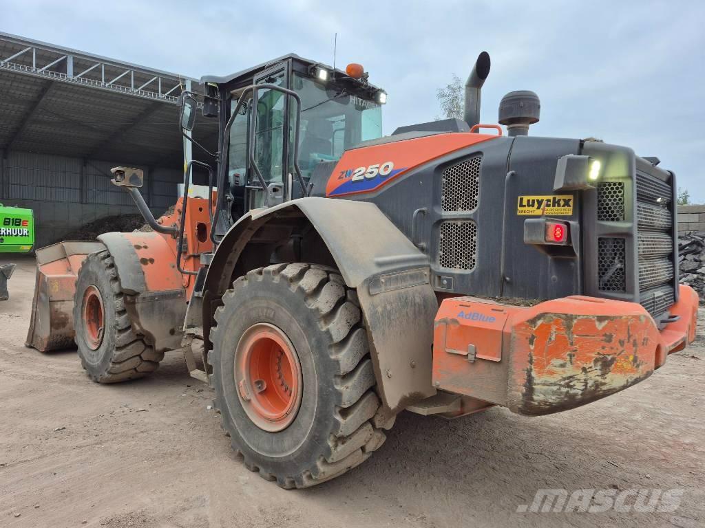 Hitachi ZW 250-6 Iekrāvēji uz riteņiem