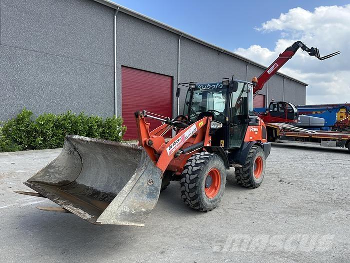 Kubota R065W Iekrāvēji uz riteņiem