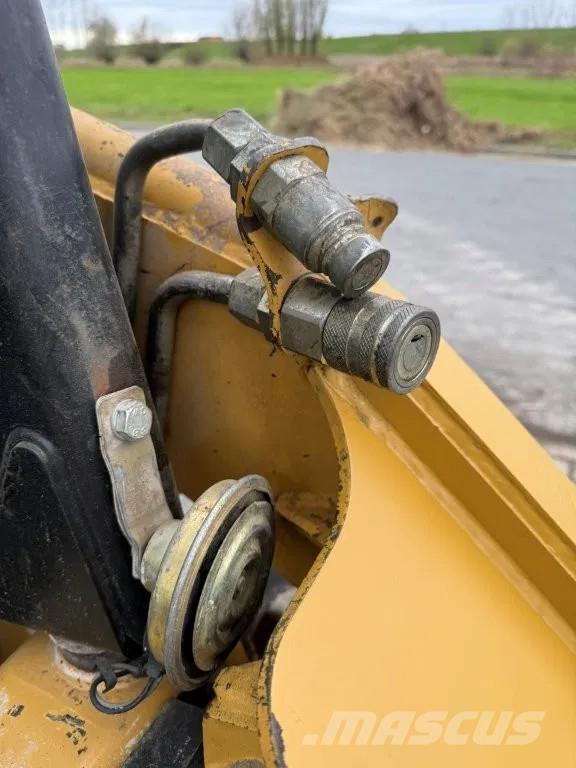 CAT 226B Lietoti riteņu kompaktiekrāvēji