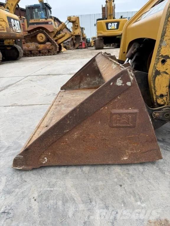 CAT 226B Lietoti riteņu kompaktiekrāvēji