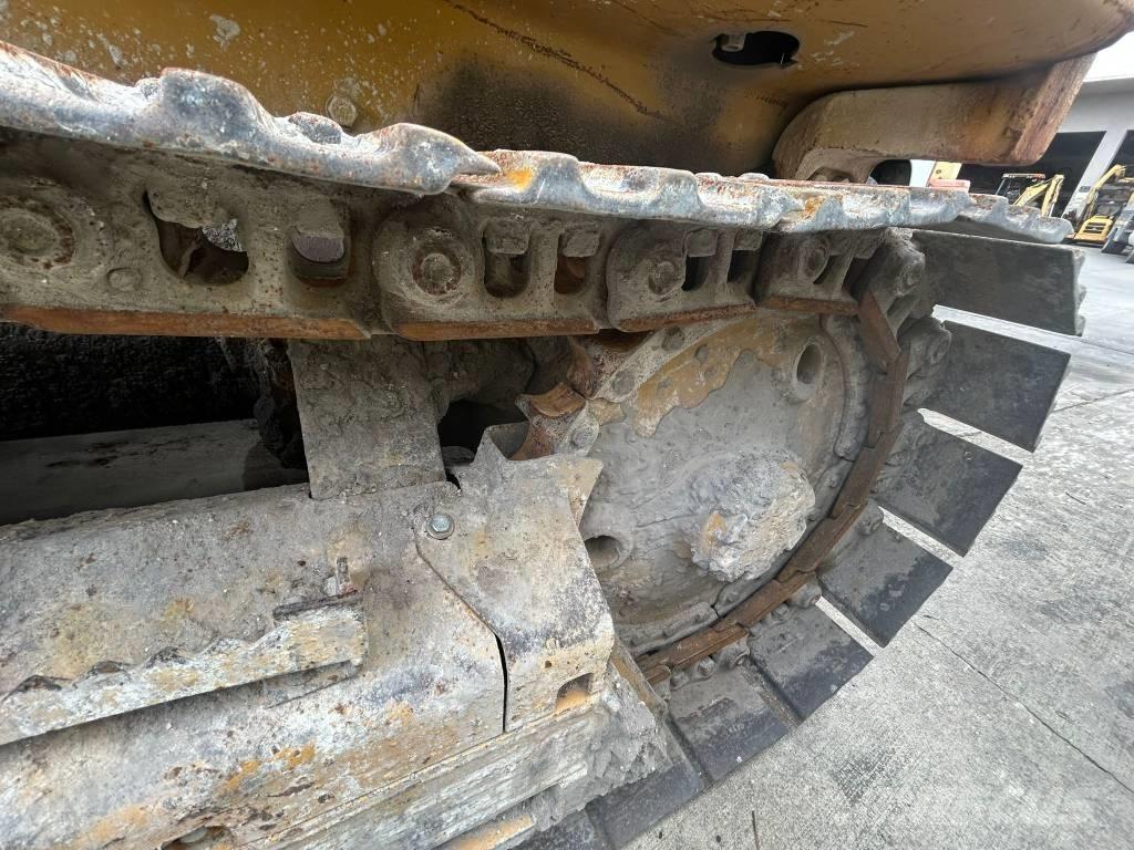 CAT D 3 C III Kāpurķēžu buldozeri
