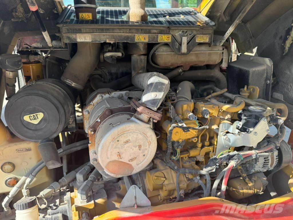 CAT 906M Iekrāvēji uz riteņiem