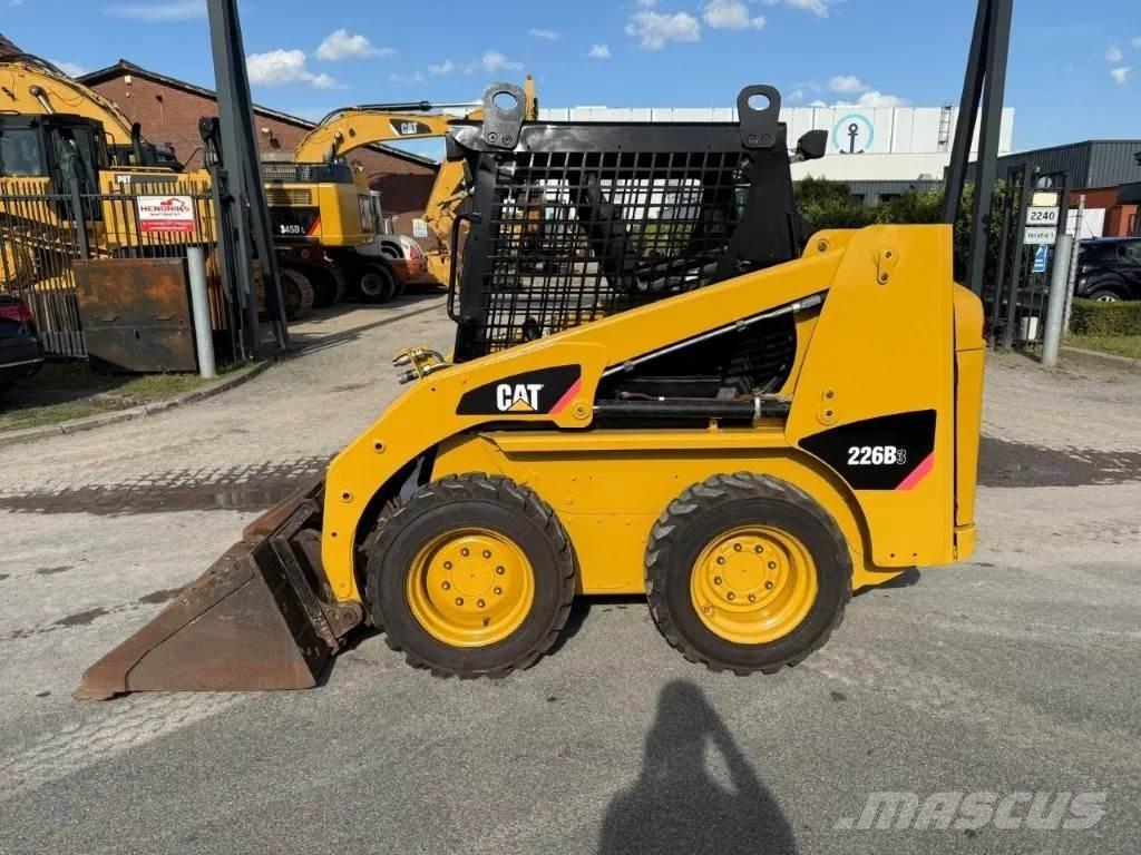CAT 216B3 Lietoti riteņu kompaktiekrāvēji