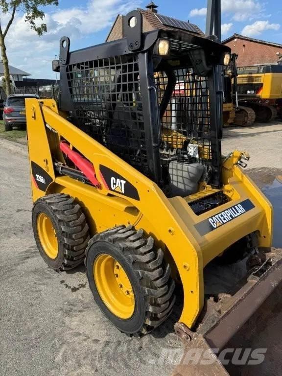 CAT 216B3 Lietoti riteņu kompaktiekrāvēji