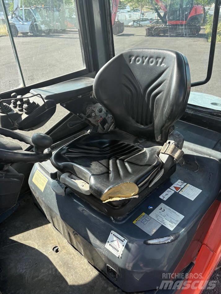 Toyota 8 FDF 25 Tehnika ar dīzeļa dzinēju